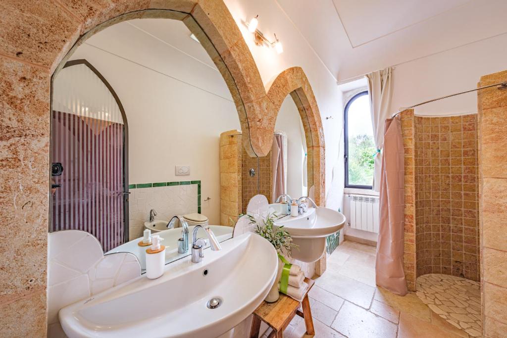 une salle de bain avec deux lavabos et une douche dans l'établissement Villa Manco 12, Emma Villas, à Gagliano del Capo