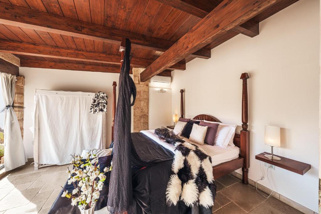 une chambre avec un lit avec un plafond en bois dans l'établissement Villa Manco 12, Emma Villas, à Gagliano del Capo