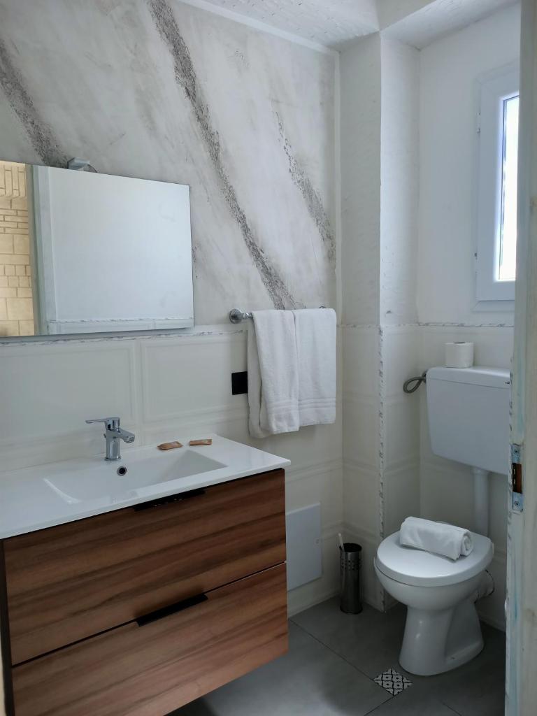 une salle de bain blanche avec un lavabo et des toilettes dans l'établissement RESINDENZE Donna Sabella, à Santa Flavia 30 autres photos