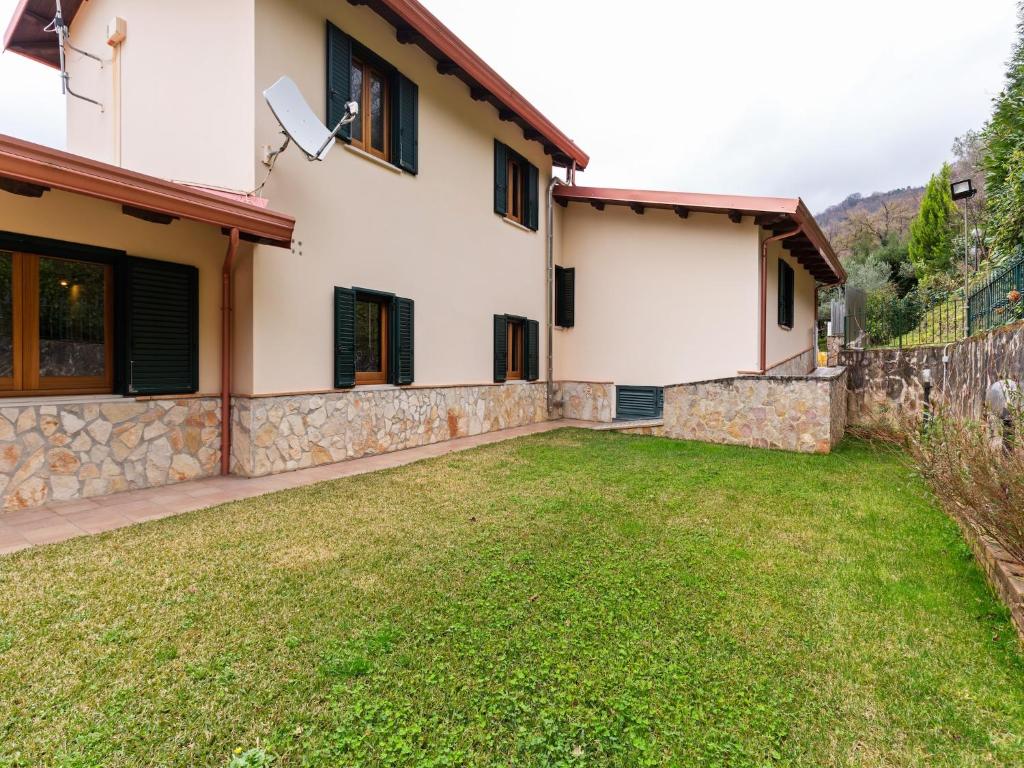 - une vue sur une maison avec une cour dans l'établissement Villa in San Mango with Pool and Hot Tub, à San Mango dʼAquino