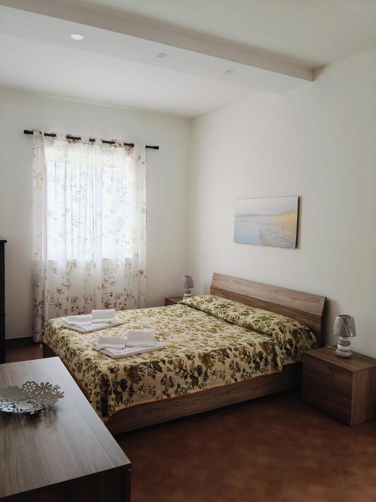 une chambre avec un grand lit et une table dans l'établissement Villa GenVì - Pool & Relax, à Polignano a Mare 43 autres photos