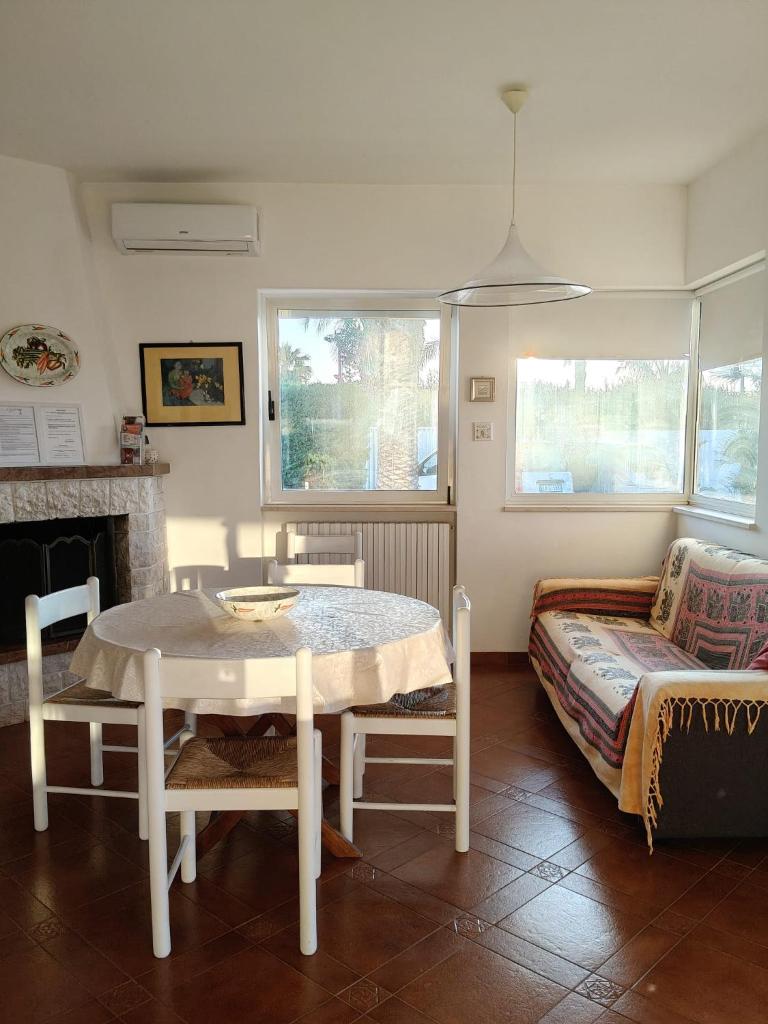 un salon avec une table et un canapé dans l'établissement Villa GenVì - Pool & Relax, à Polignano a Mare