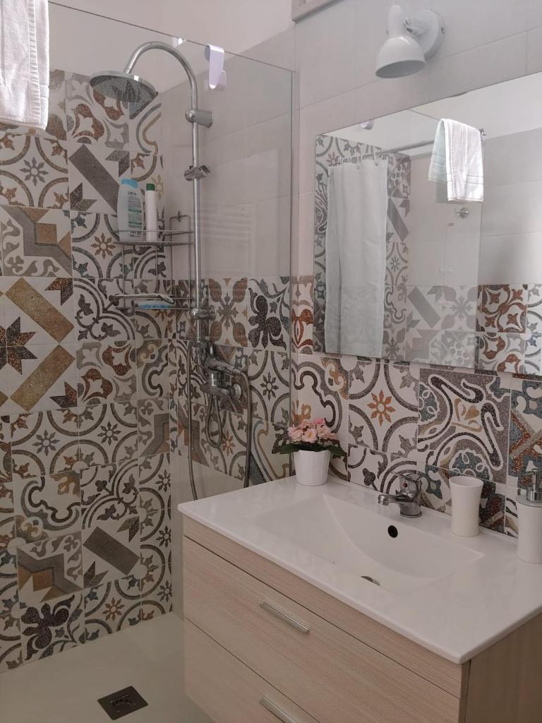 une salle de bain avec une douche, un lavabo et un miroir dans l'établissement Villa GenVì - Pool & Relax, à Polignano a Mare