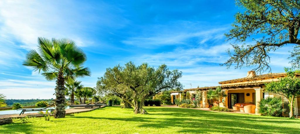Photo de la galerie de l'établissement Luxury Villa Silene Con Piscina Salata e Ampio Giardino a Castelvetrano Selinunte, Sicilia, à Castelvetrano