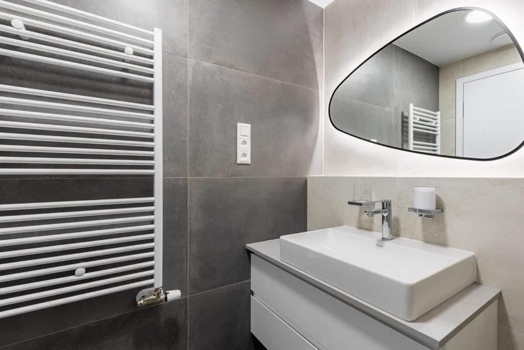 Stylish Haven SkyPark Apartment 7