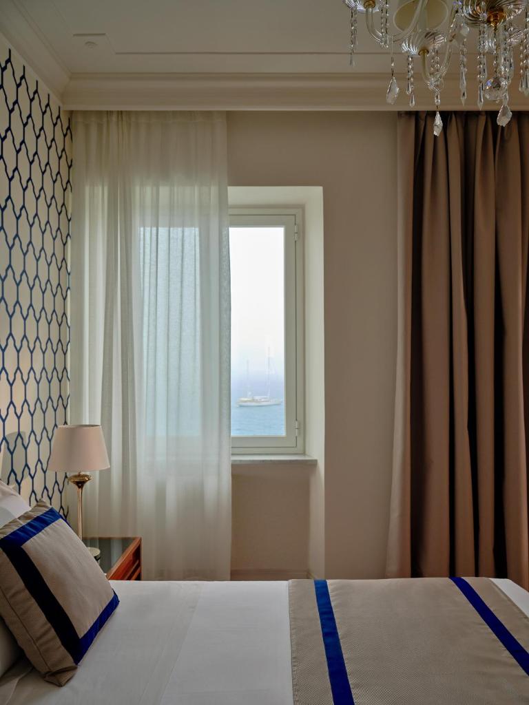 une chambre avec un lit et une fenêtre dans l'établissement Grand Hotel Miramare, à Santa Margherita Ligure 80 autres photos