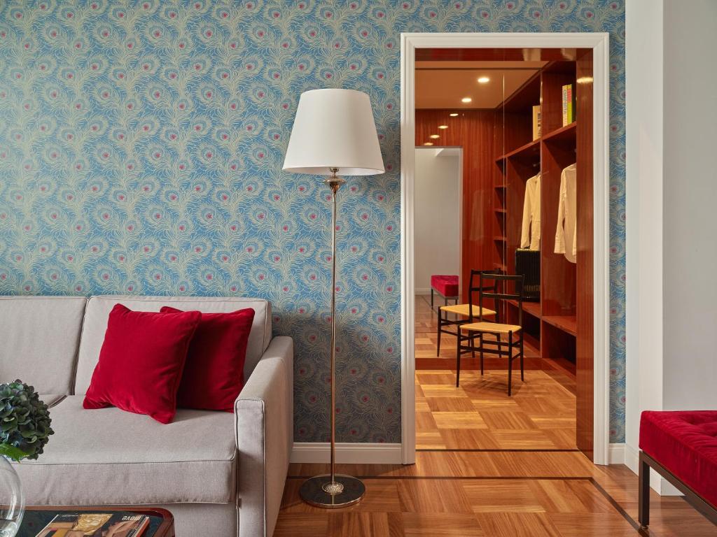 un salon avec un canapé et une lampe dans l'établissement Grand Hotel Miramare, à Santa Margherita Ligure