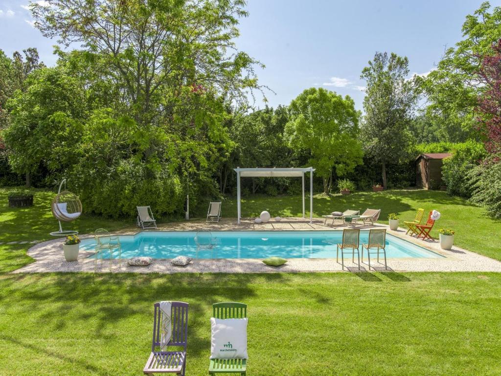 - une piscine dans une cour avec des chaises et un kiosque dans l'établissement Marche Villa Close Culture, à Fermignano