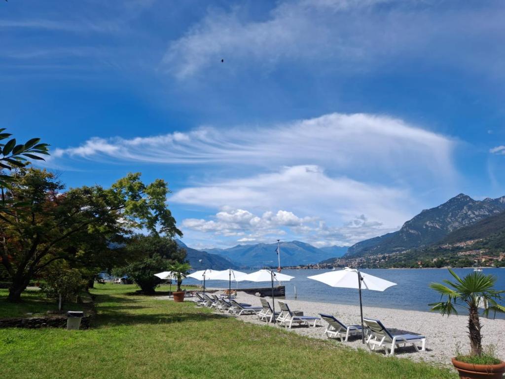 une rangée de chaises et de parasols au bord d'un lac dans l'établissement Hotel Nautilus, à Valmadrera 50 autres photos