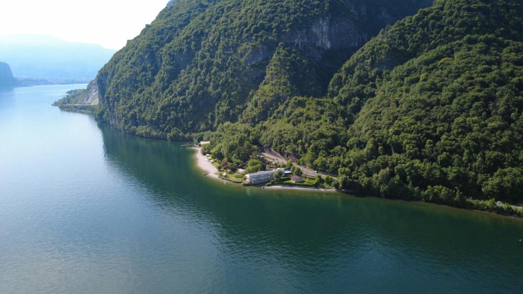 une île au milieu d'une rivière arborée dans l'établissement Hotel Nautilus, à Valmadrera