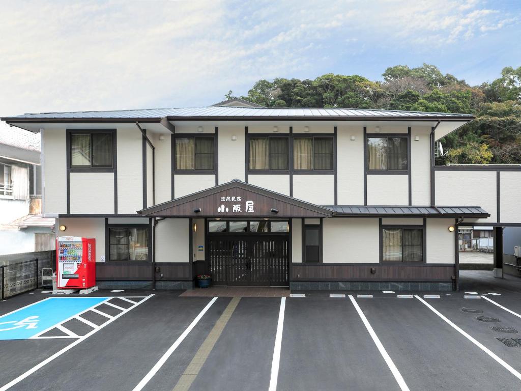 un parking vide devant un immeuble dans l'établissement Onsenminshuku Kosakaya, à Nachikatsuura