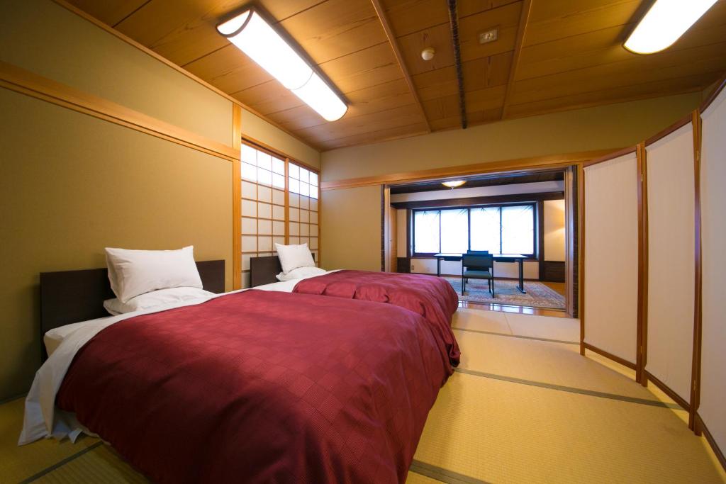 - 2 lits dans une chambre avec une fenêtre dans l'établissement Ryotei Tanokura, à Yufu 37 autres photos