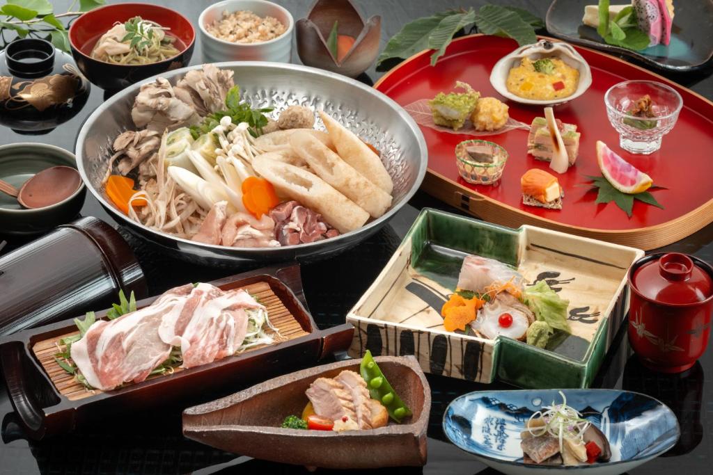 une table contenant de nombreux types de denrées alimentaires différents dans l'établissement Katakurinohana, à Senboku 37 autres photos