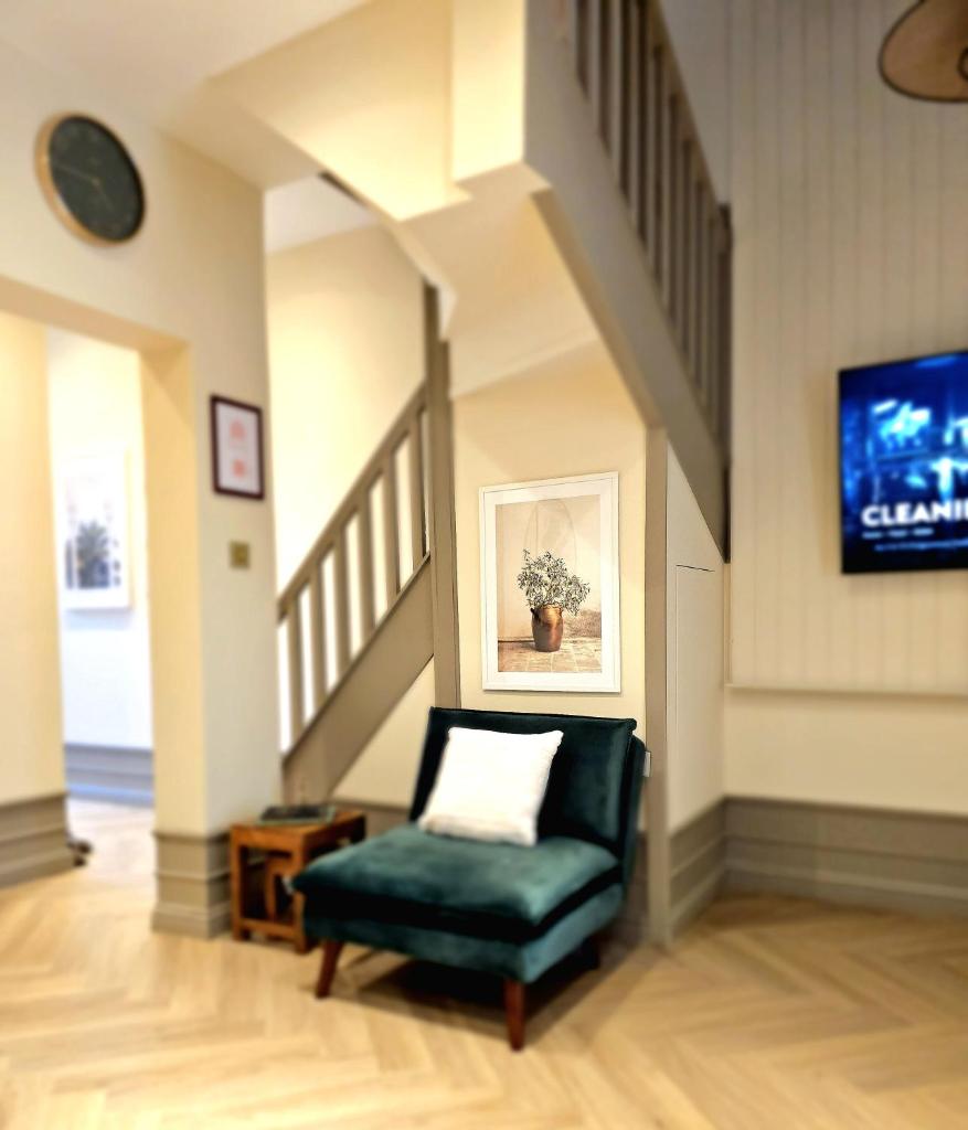 Newly Renovated Gem - Free Parking & Modern Comfort 8