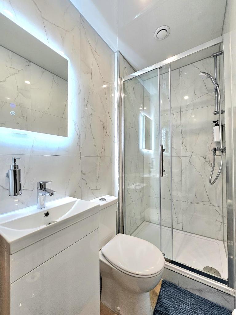 Newly Renovated Gem - Free Parking & Modern Comfort 5