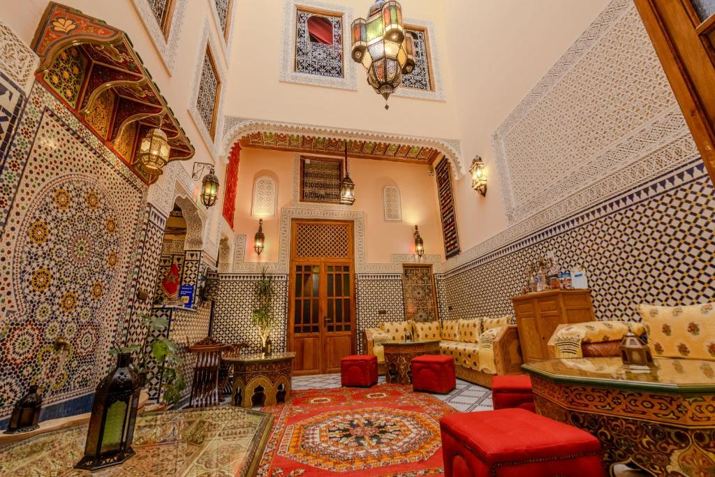 un salon avec un canapé et une table dans l'établissement Riad Diamant De Fes, à Fès