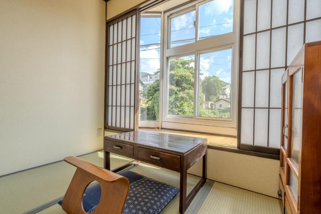 Cette chambre dispose d'un bureau et d'une chaise. dans l'établissement Kawaichiya Ryokan, à Nozawa Onsen