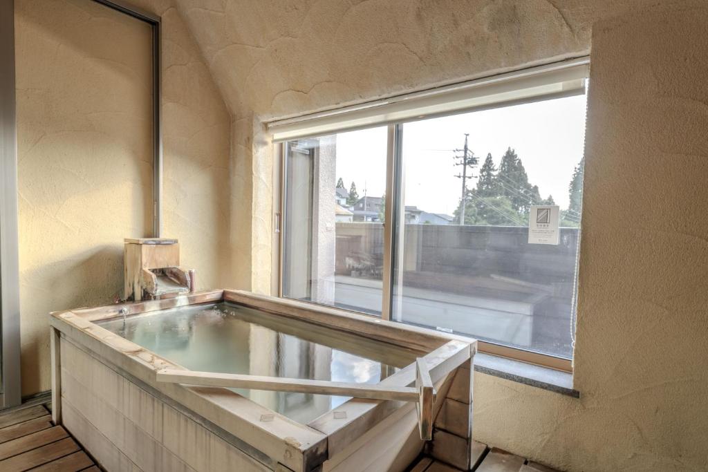 - un grand aquarium dans une chambre avec fenêtre dans l'établissement Kawaichiya Ryokan, à Nozawa Onsen