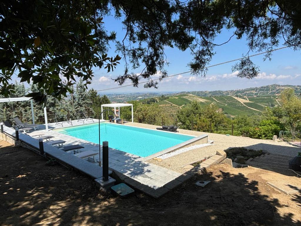 - une piscine dans une villa avec vue dans l'établissement Relais Portaluna delle Langhe, à Mango