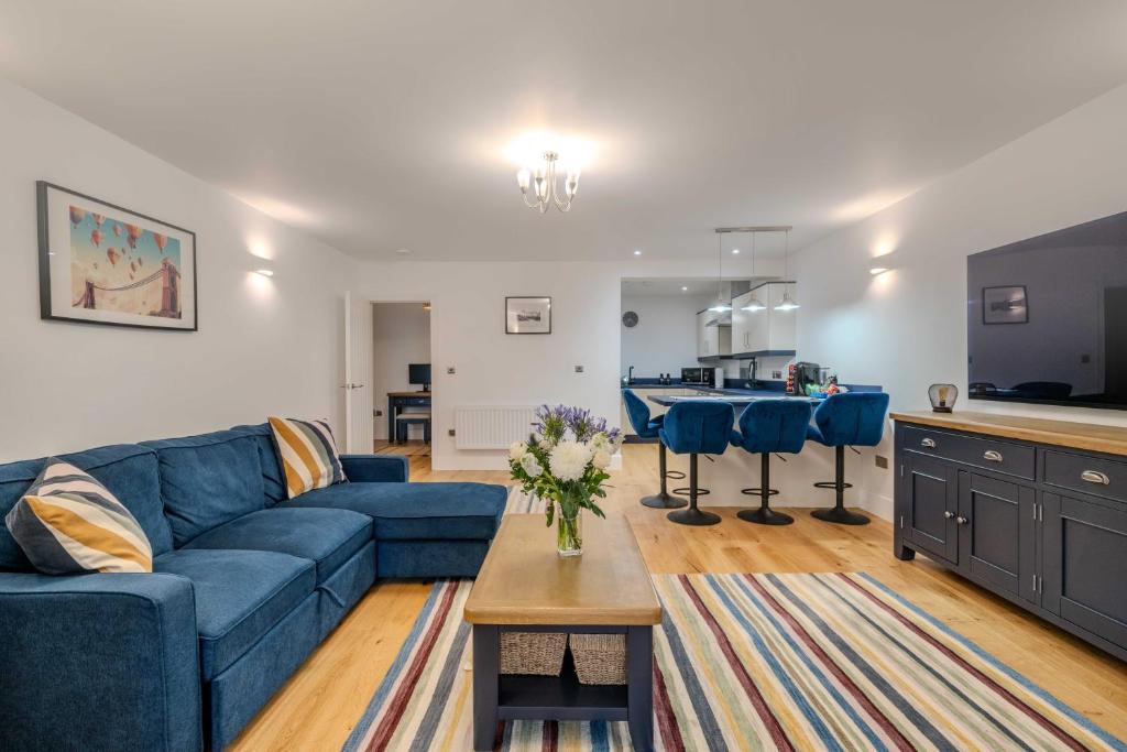 Spacious Modern 2-bed Parking & Wi-Fi & 65"OLED 4