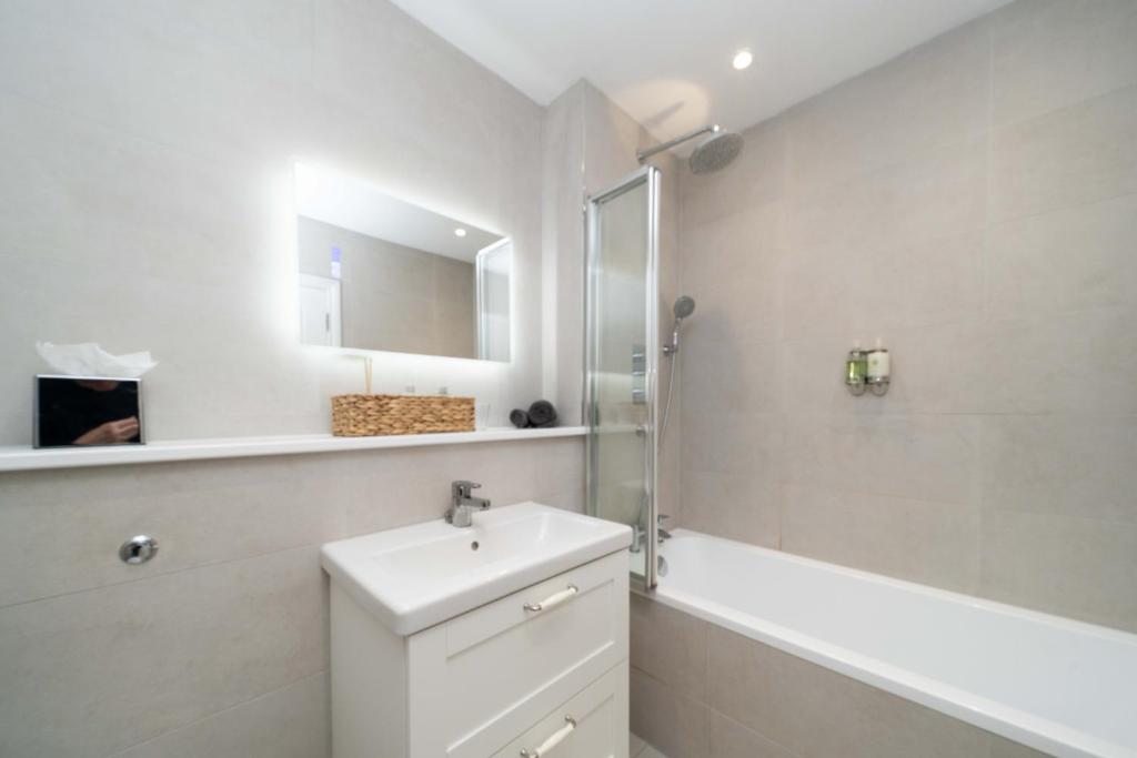 Spacious Modern 2-bed Parking & Wi-Fi & 65"OLED 3