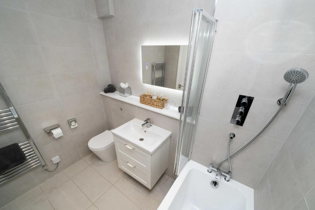 Spacious Modern 2-bed Parking & Wi-Fi & 65"OLED 8