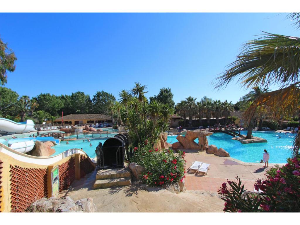 une grande piscine dans un complexe dans l'établissement Camping Cap d'Agde, au Grau-dʼAgde