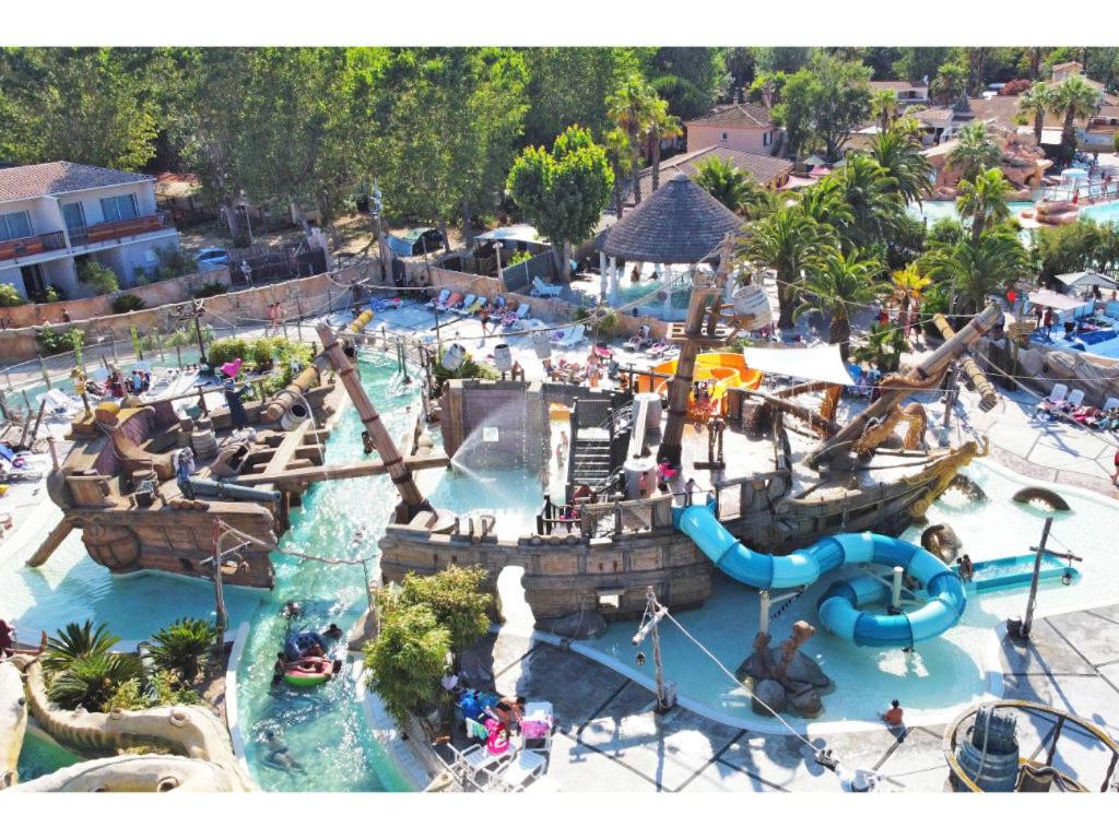 une vue aérienne d'un parc aquatique avec un toboggan aquatique dans l'établissement Camping Cap d'Agde, au Grau-dʼAgde