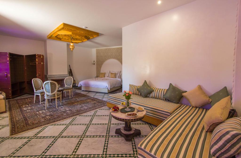 un salon avec un canapé et un lit dans l'établissement Riad Amor - Suite & Spa, à Fès