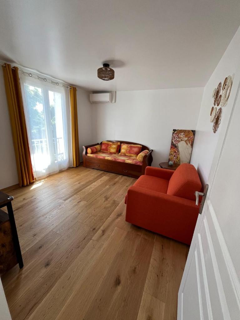 Villa la désirée, Haut de la villa très lumineux, entièrement rénovée, 3 pièces, climatisé, parking privé dans 120m2 de jardin, proche plage ! 6
