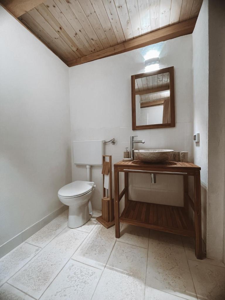 une salle de bain avec un lavabo et des toilettes dans l'établissement Villa Stefano - avec piscine privée à Trapani, à Casa Luppini