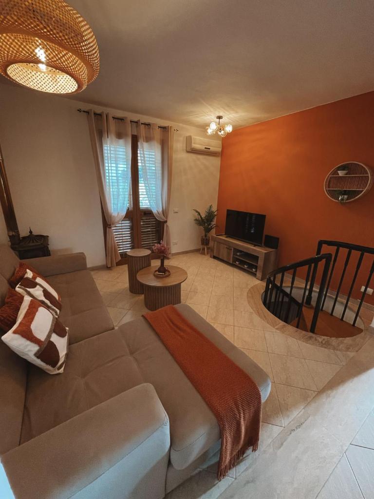 un salon avec un canapé et une télévision dans l'établissement Villa Stefano - avec piscine privée à Trapani, à Casa Luppini 104 autres photos