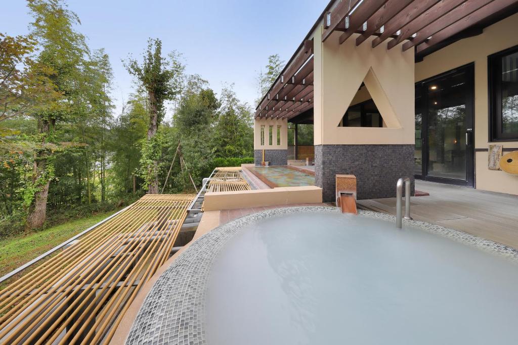 une piscine sur le côté d'une maison dans l'établissement Yumenoian Yuyake Koyake, à Himeji