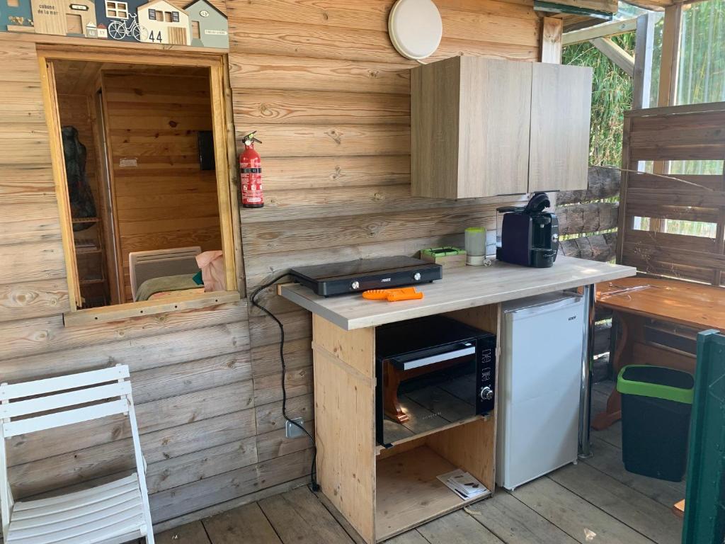 - une cuisine avec un comptoir et une cuisinière dans l'établissement cabane bambou, à Huriel