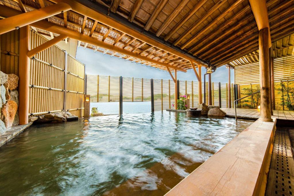 une grande piscine d'eau dans un bâtiment dans l'établissement TAOYA Nachikatsuura, à Nachikatsuura