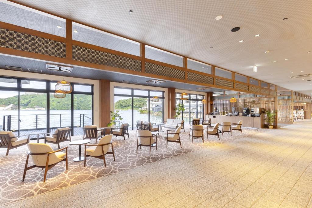 un rendu d'un restaurant avec des tables et des chaises dans l'établissement TAOYA Nachikatsuura, à Nachikatsuura