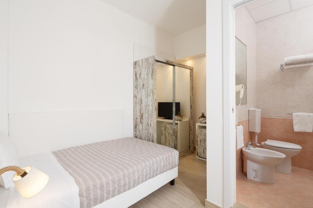 une chambre avec un lit et une salle de bain avec WC dans l'établissement Hotel Bellariva, à Lido di Jesolo