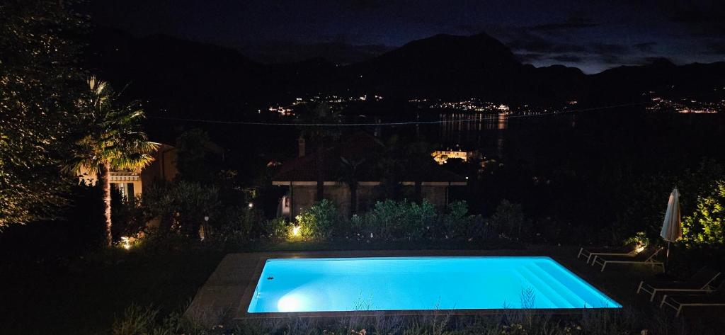 une piscine dans une cour la nuit dans l'établissement Hidden Gem - Villa with private swimmingpool Bellagio view, à Lierna