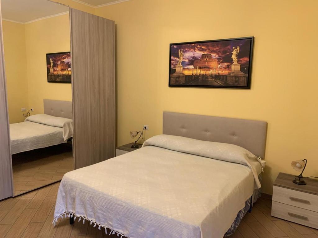 une chambre avec deux lits et un grand miroir dans l'établissement Villa panoramica Le Cerquiglie, à Ascrea