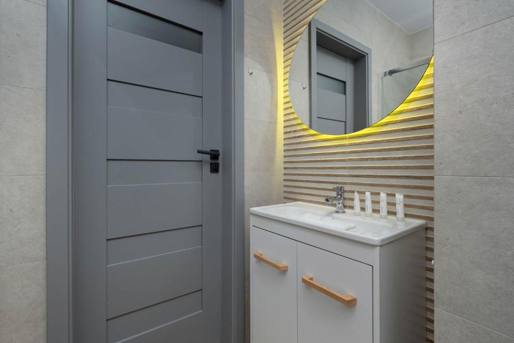 Tasteful Apartment Near Centennial Hall by Noclegi Renters 4