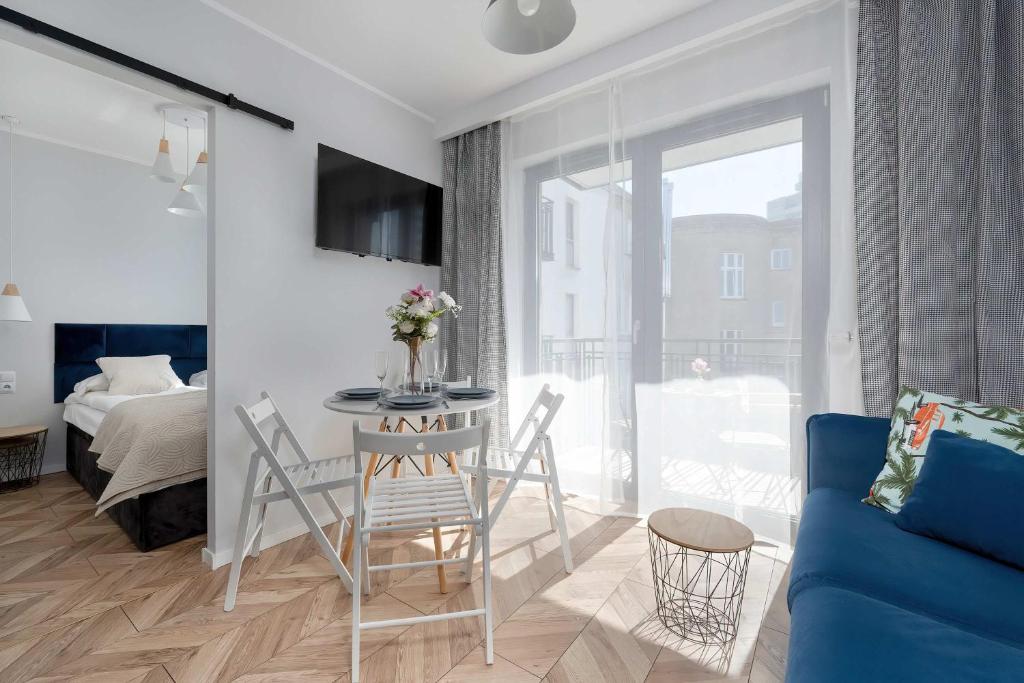 Tasteful Apartment Near Centennial Hall by Noclegi Renters 8