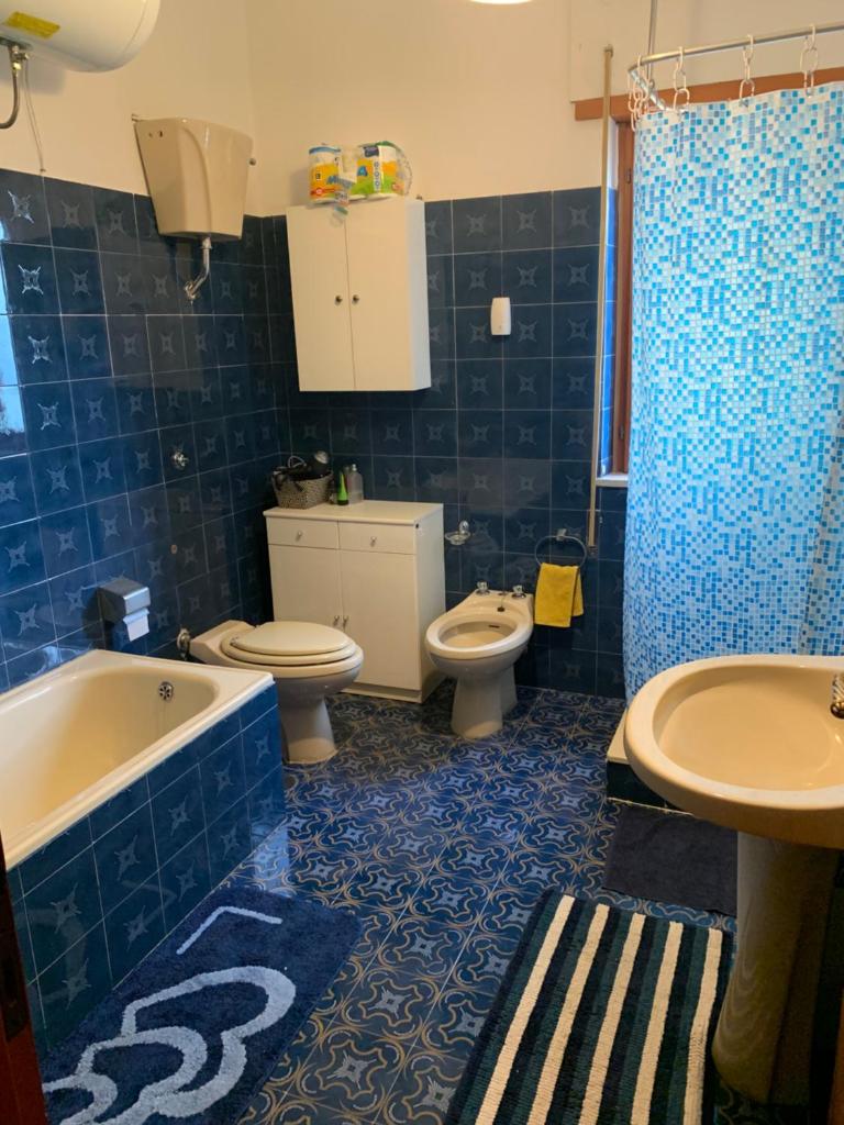 une salle de bain avec deux toilettes, une baignoire et un lavabo dans l'établissement Villa panoramica Le Cerquiglie, à Ascrea