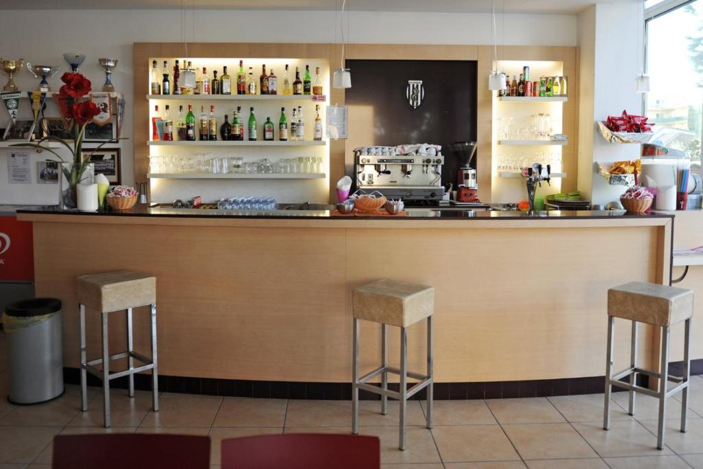 - une cuisine avec un bar et des tabourets dans la chambre dans l'établissement EuroHotel, à Cesenatico