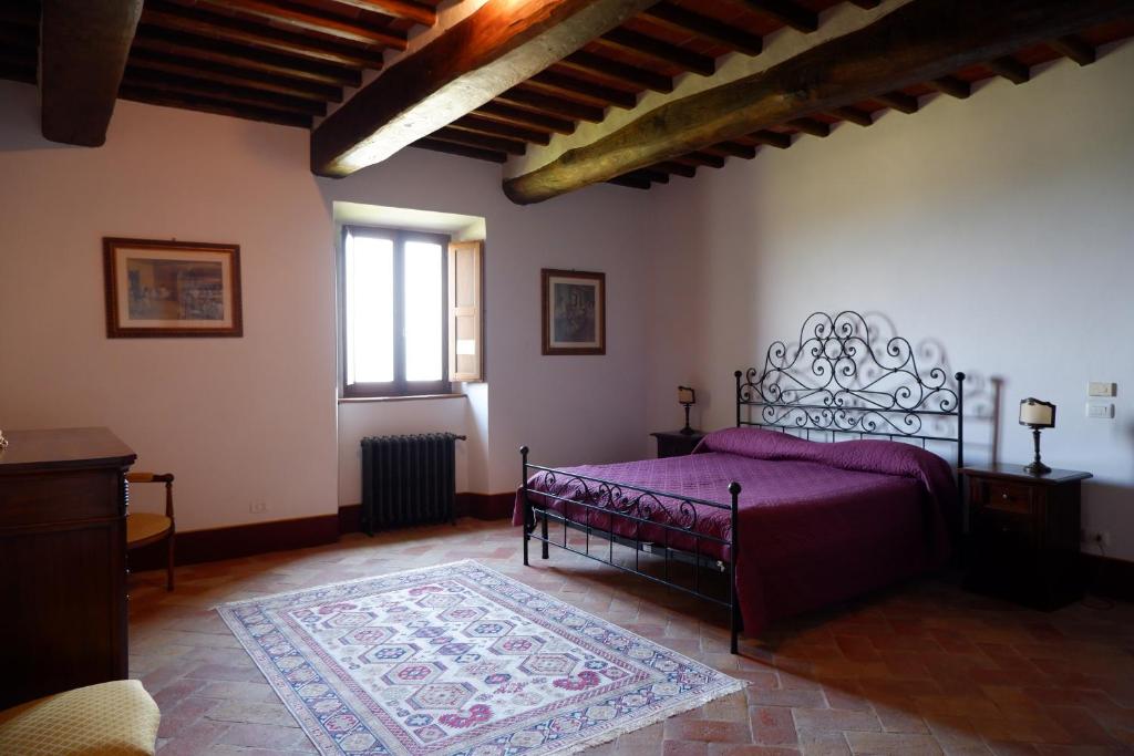 une chambre avec un lit violet et une fenêtre dans l'établissement Palazzo Prugnoli, Monte Santa Maria Tiberina, 8 Bedroom villa with private pool & superb views, à Pérouse