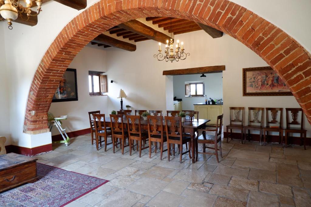 une voûte dans une salle à manger avec une table et des chaises dans l'établissement Palazzo Prugnoli, Monte Santa Maria Tiberina, 8 Bedroom villa with private pool & superb views, à Pérouse