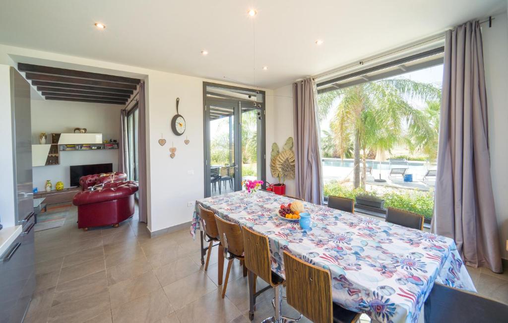 une salle à manger avec une table et quelques chaises dans l'établissement Bellavista, à Menfi