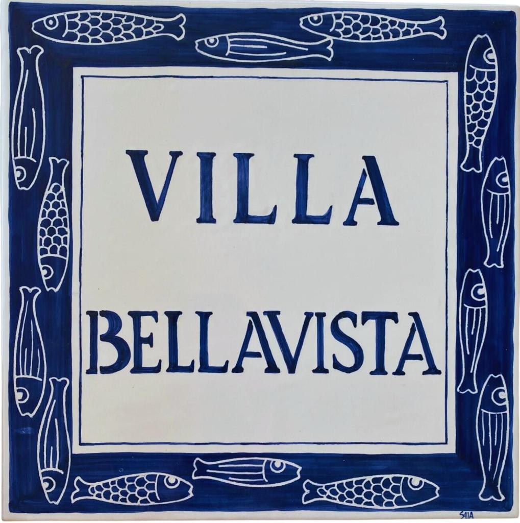 un panneau bleu et blanc avec les mots villa bellavista dans l'établissement Bellavista, à Menfi