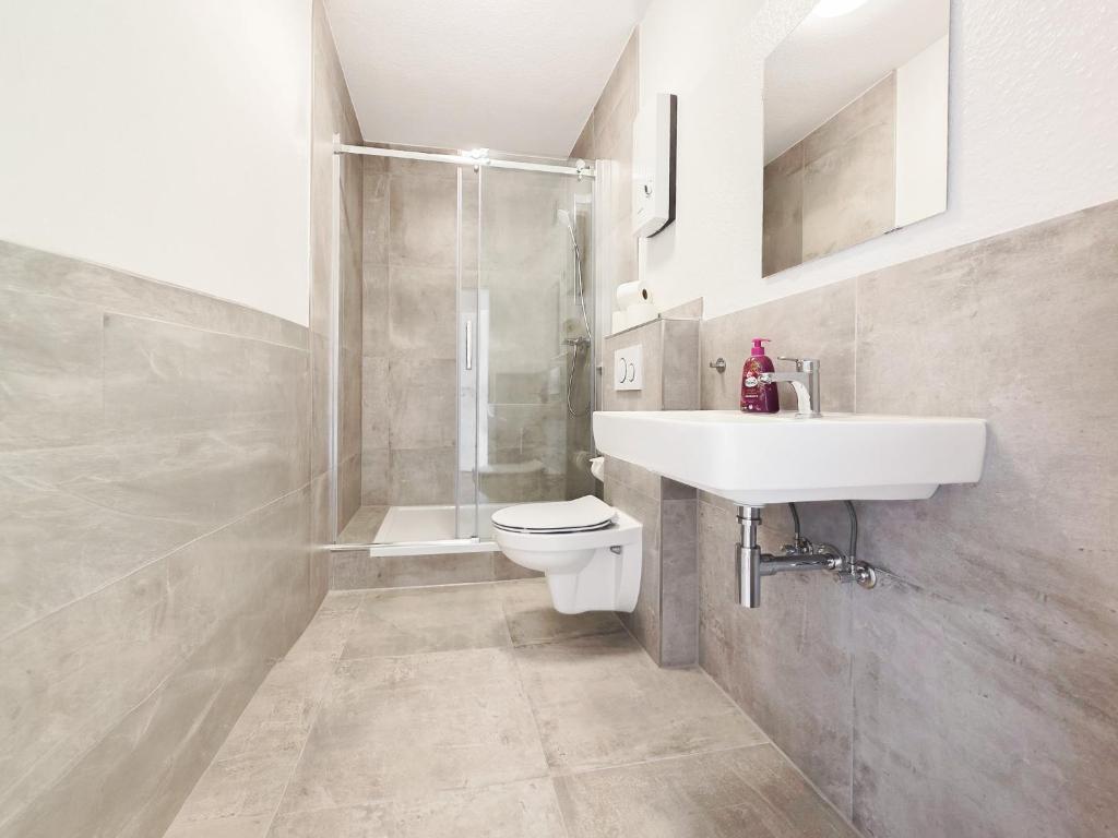 Tolstov Apartments - 3 Room Apartments - Kitchen - Dining Room - 25 min to Messe DUS 7