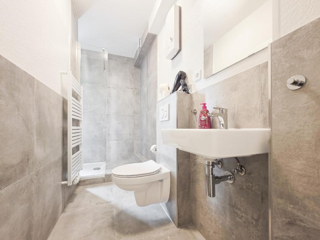 Tolstov Apartments - 3 Room Apartments - Kitchen - Dining Room - 25 min to Messe DUS 3