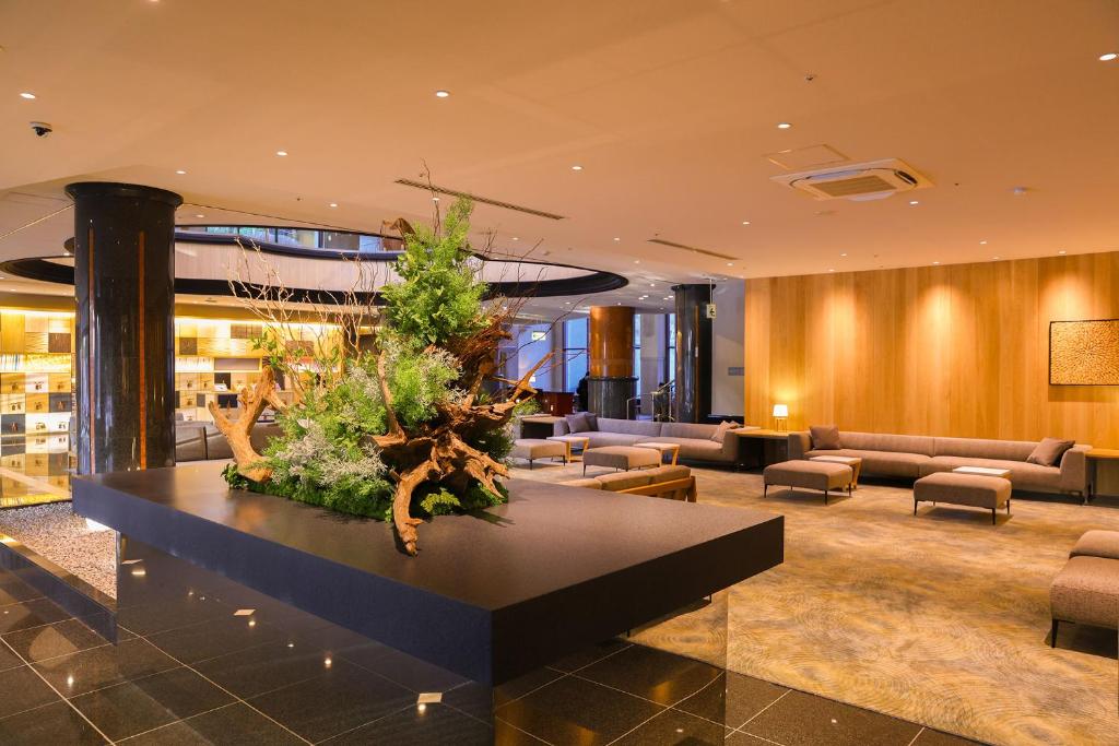 un hall d'entrée avec une table avec une plante dessus dans l'établissement TAOYA Kisoji, à Nagiso